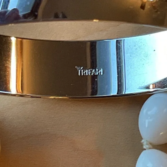 Trifari LOT of Necklaces, Bracelets, Brooch & Clip On Earrings Collection - Picture 10 of 15